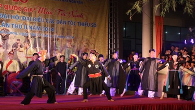 Người dân tộc Sán Chay biểu diễn 